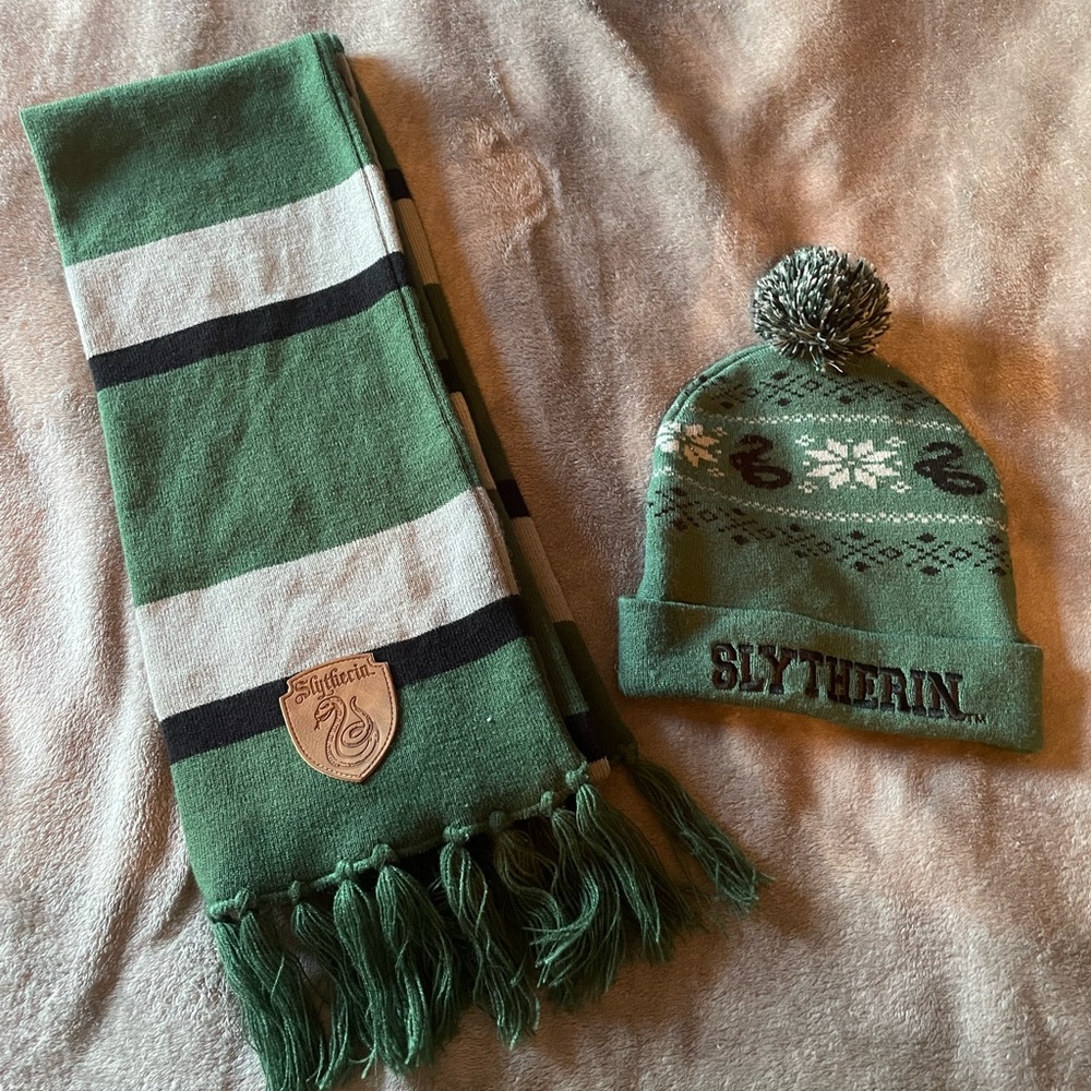 Harry Potter Slytherin Pom Beanie & Green Scarf HOT TOPIC EXCLUSIVE